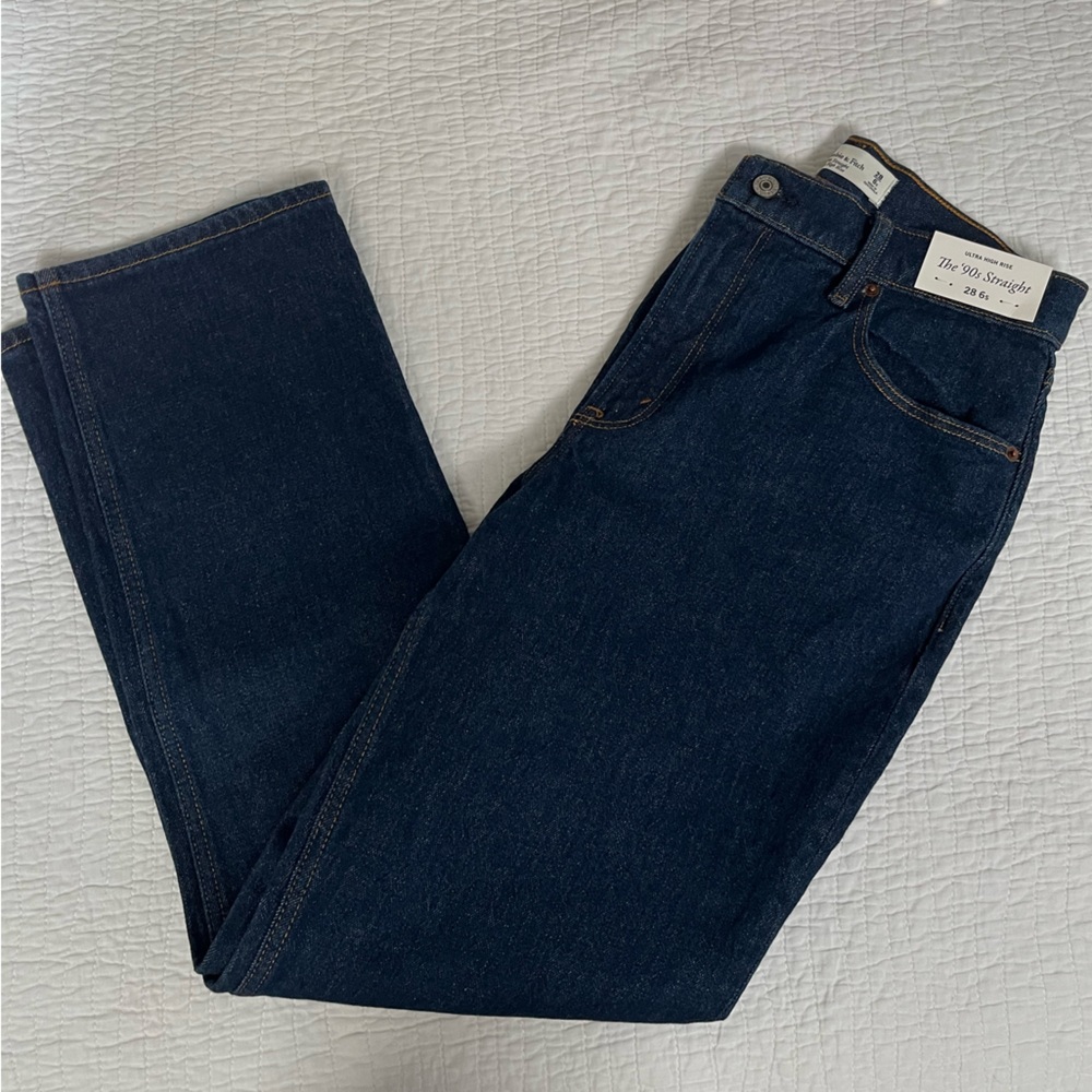 NWT Abercrombie Ultra High Rise 90s Straight Jean - 28 Short